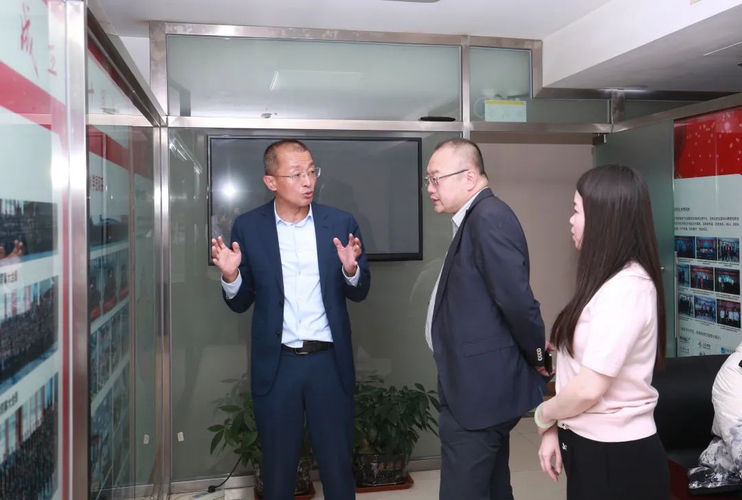 熱烈歡迎法國(guó)布雷斯特商學(xué)院校長(zhǎng)沈岱博士、Clovitis中國(guó)辦公室負(fù)責(zé)人劉彥麟一行來(lái)訪(fǎng)社科賽斯！